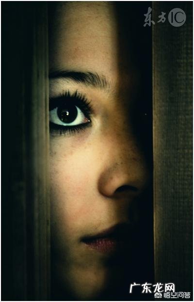 不敢看别人的眼睛是自卑内向的表现吗？