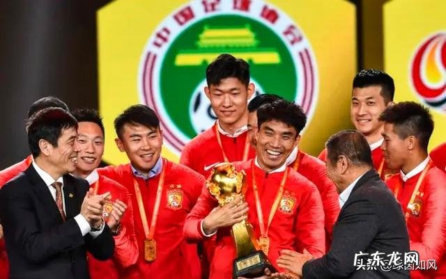 中超颁奖礼,为什么感觉恒大领取冠军奖杯时气氛不太热烈?