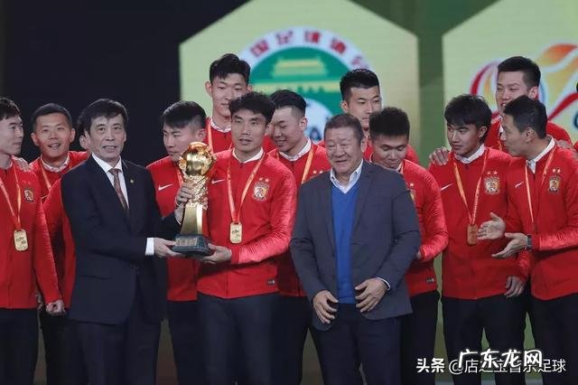 中超颁奖礼，为什么感觉恒大领取冠军奖杯时气氛不太热烈？