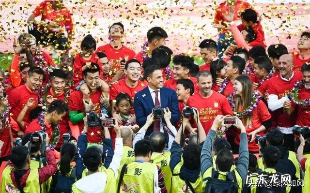 中超颁奖礼,为什么感觉恒大领取冠军奖杯时气氛不太热烈?