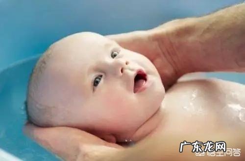 宝宝脐带没有脱落可以洗澡吗?