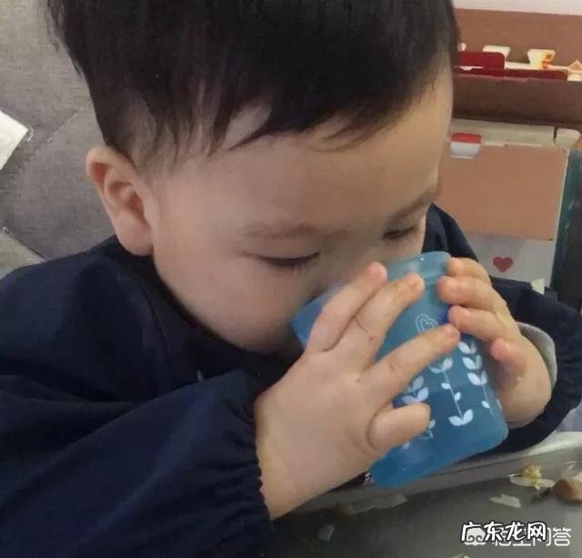6个月大宝宝不爱喝水咋办?什么时候开始给宝宝用学饮杯?