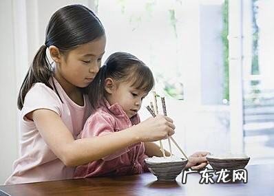 有没有锻炼孩子使用筷子的家庭游戏?