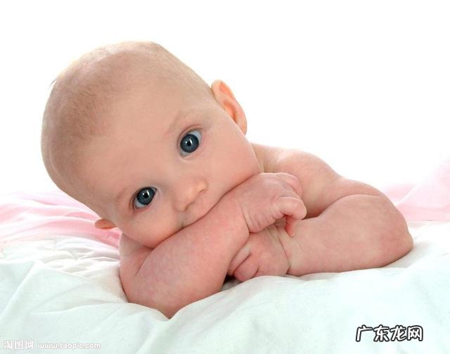 宝宝脐疝,是否可以用硬物将其顶回去?