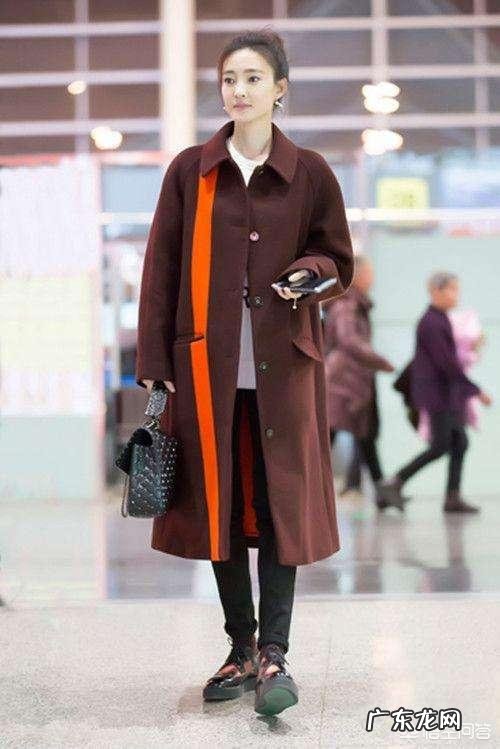 红色大衣配什么颜色的毛衫好看?