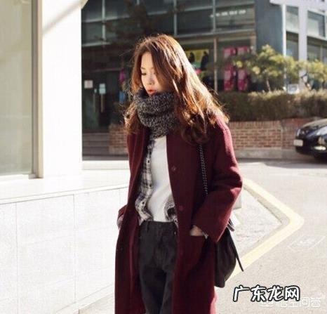 红色大衣配什么颜色的毛衫好看?