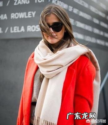 红色大衣配什么颜色的毛衫好看?