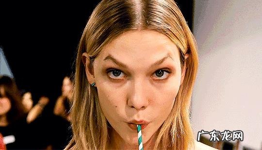 红色大衣配什么颜色的毛衫好看?