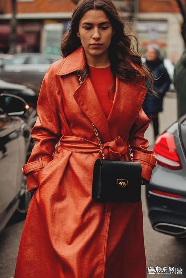 红色大衣配什么颜色的毛衫好看?