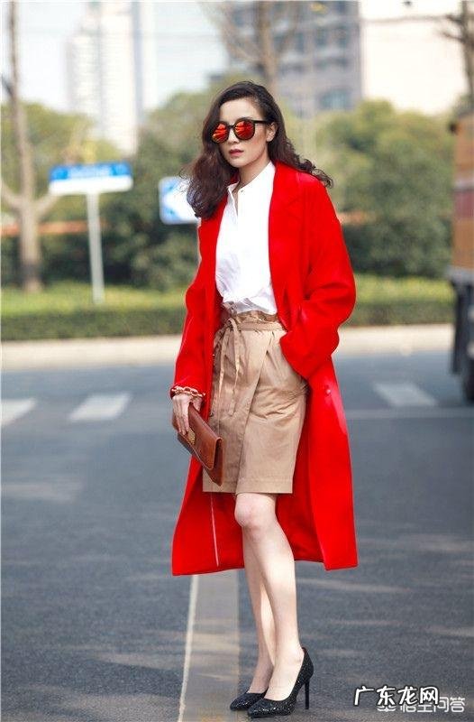 红色大衣配什么颜色的毛衫好看?