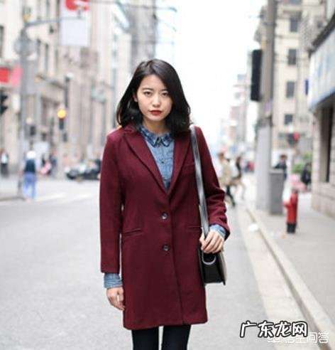 红色大衣配什么颜色的毛衫好看?