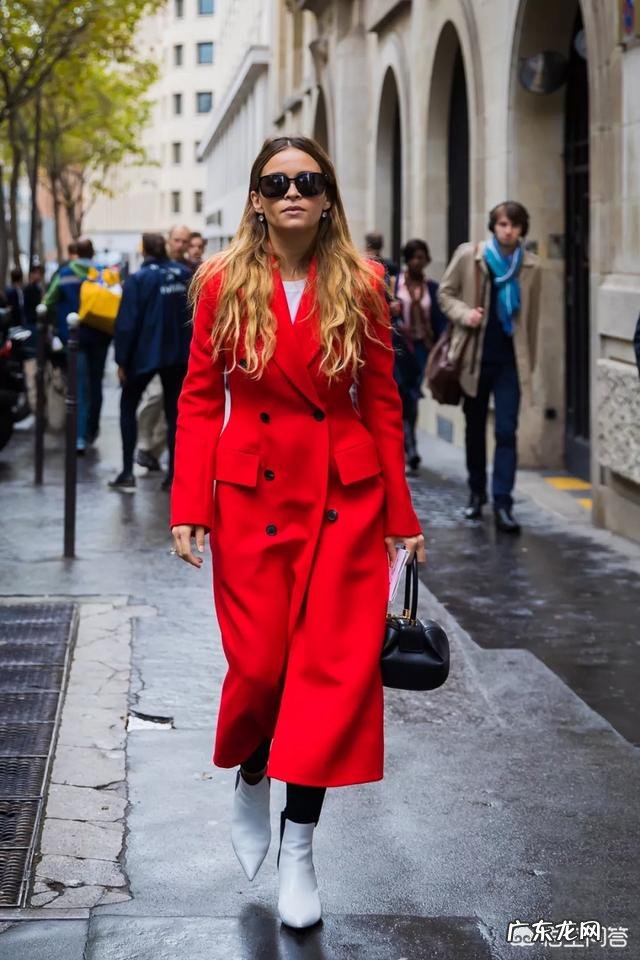 红色大衣配什么颜色的毛衫好看?