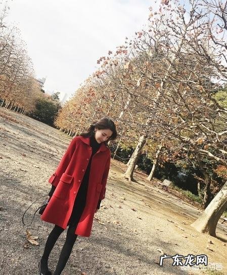 红色大衣配什么颜色的毛衫好看？