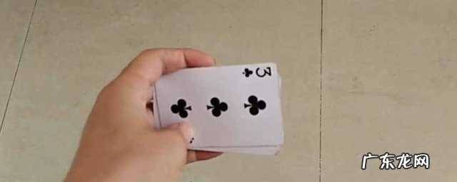 用手飞牌的方法