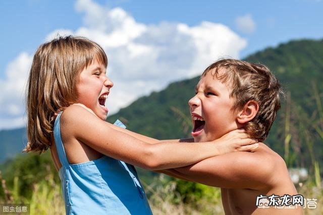 孩子被别的小朋友打了,该不该打回去呢?你怎么看?