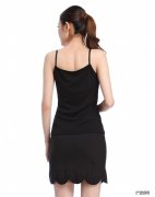 黑色外套吊带背心搭配