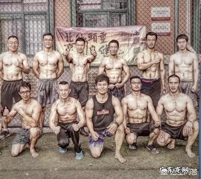 如何快速练出腹肌胸肌?