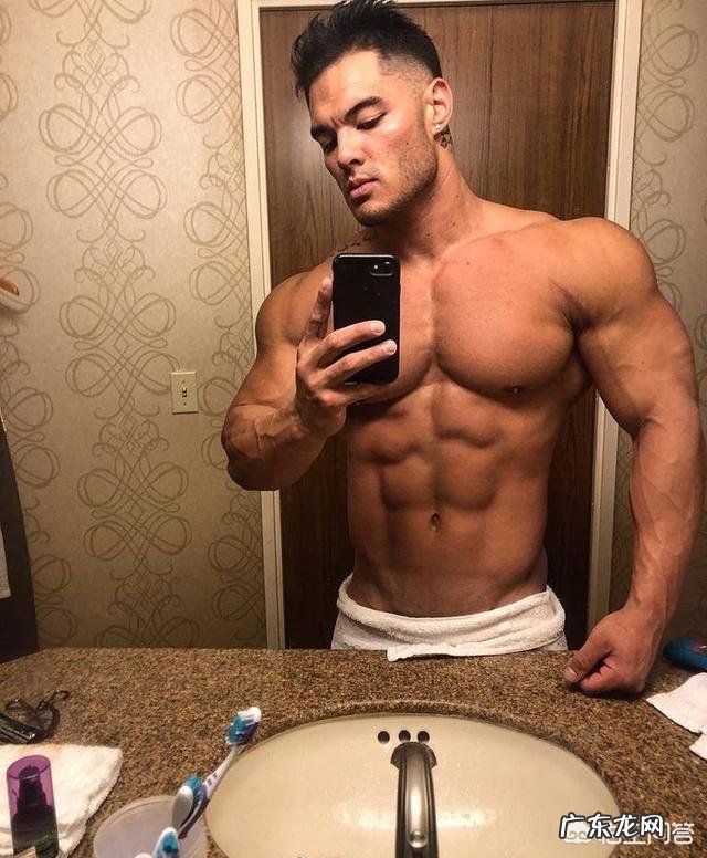 如何快速练出腹肌胸肌?