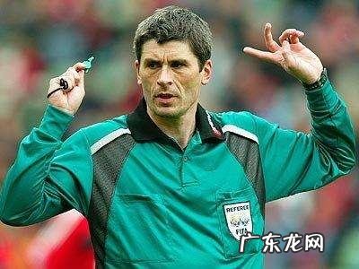 中国足球是需要马宁满脸狰狞裁判还是需要严格而带微笑的裁判?