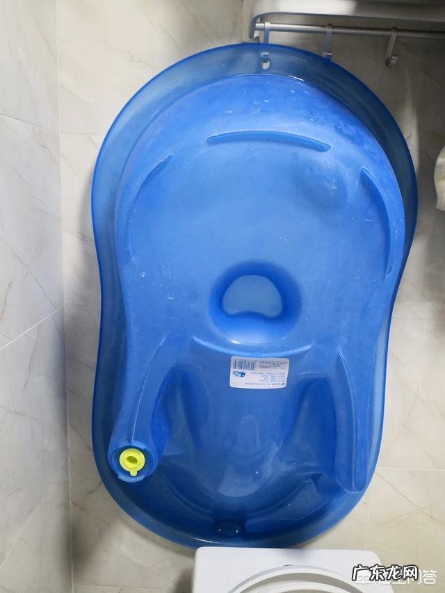 怎样给小宝宝选择一款使用方便又安全的浴盆？