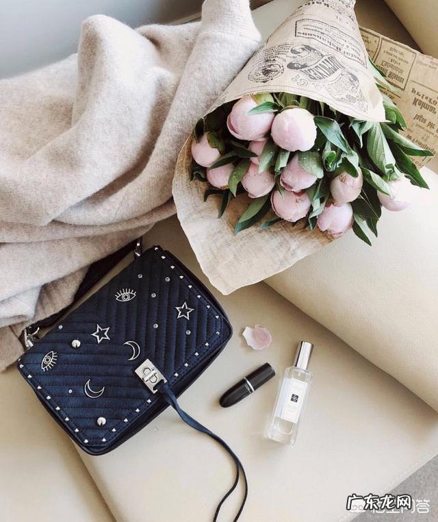 一千以内，推荐女生买什么牌子的包包？