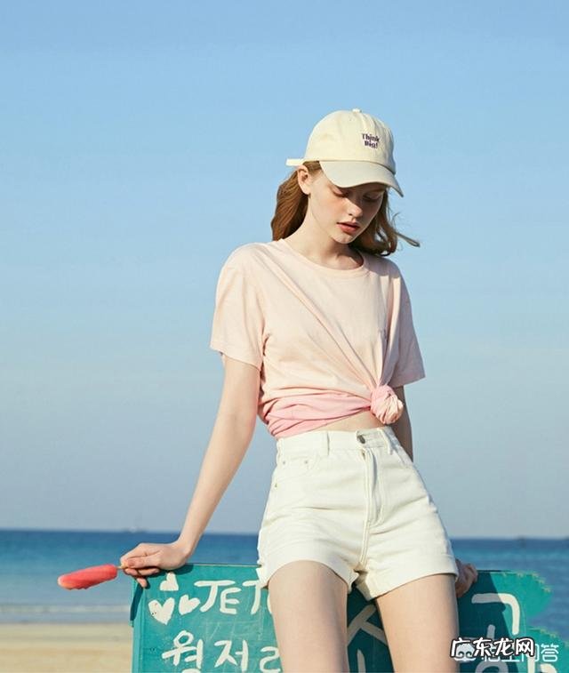 白色阔腿短裤配什么上衣?