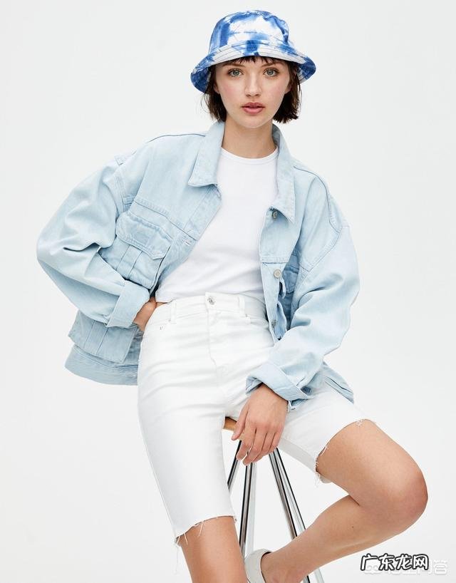 白色阔腿短裤配什么上衣?