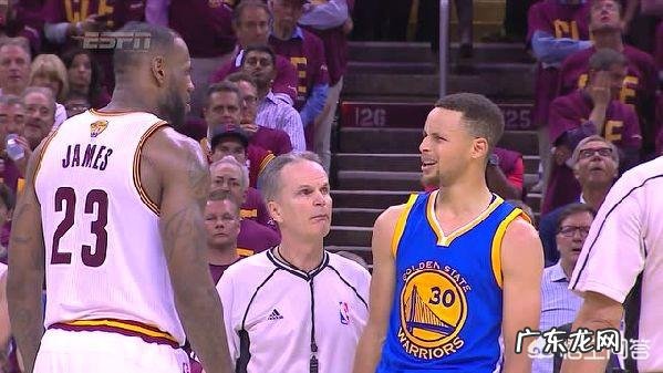 库里对詹姆斯犯规并且有故意伸脚的嫌疑,裁判就在身边,为何他选择无视?