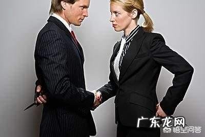 在职场中别人对你说有任何事都可以找他聊，他很愿意倾听，这是不是客套话？