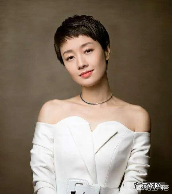 四十多岁的妈妈是小瓜子脸,做什么发型好看?