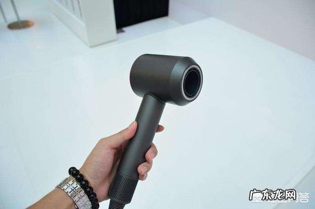 戴森的吹风机与爱马仕的丝巾哪个更适合送给女朋友做生日礼物?