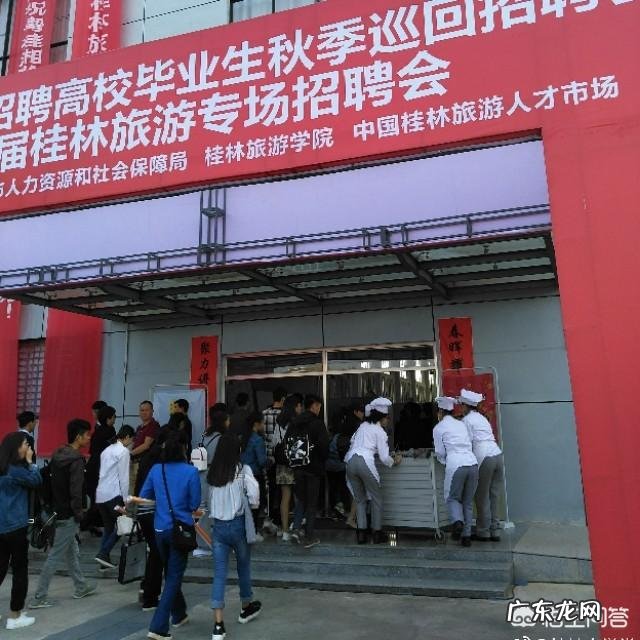 孩子马上大专毕业了,是参加学校招聘还是自己找工作好些?