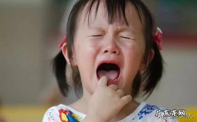 我家孩子三岁半,这几天刚上幼儿园小班,哭着死活不去幼儿园,孩子的性格都变了,我该怎么办?