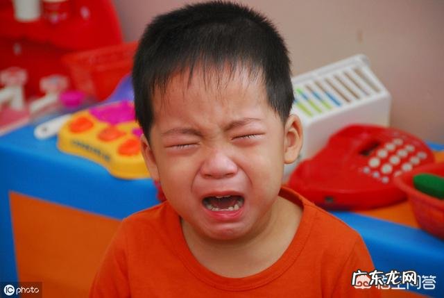 我家孩子三岁半，这几天刚上幼儿园小班，哭着死活不去幼儿园，孩子的性格都变了，我该怎么办？