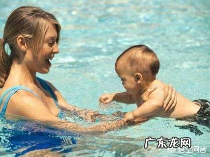 婴儿游泳圈是脖圈好还是趴圈好？会有什么影响？