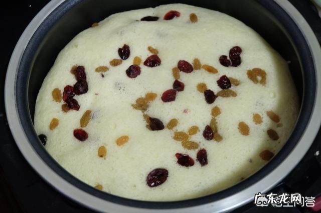 电饭锅蒸蛋糕为什么蒸出来底层焦黄里层有水气?