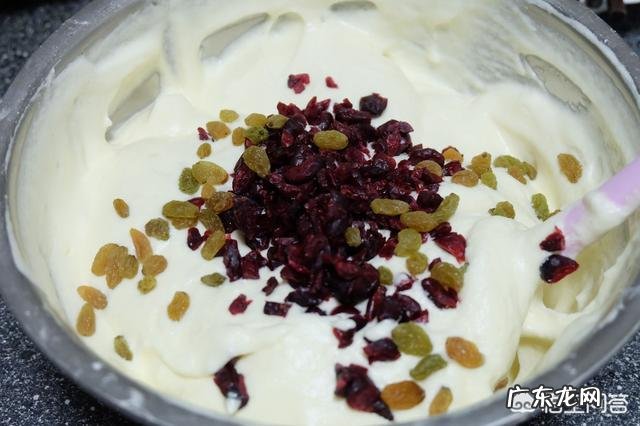 电饭锅蒸蛋糕为什么蒸出来底层焦黄里层有水气?