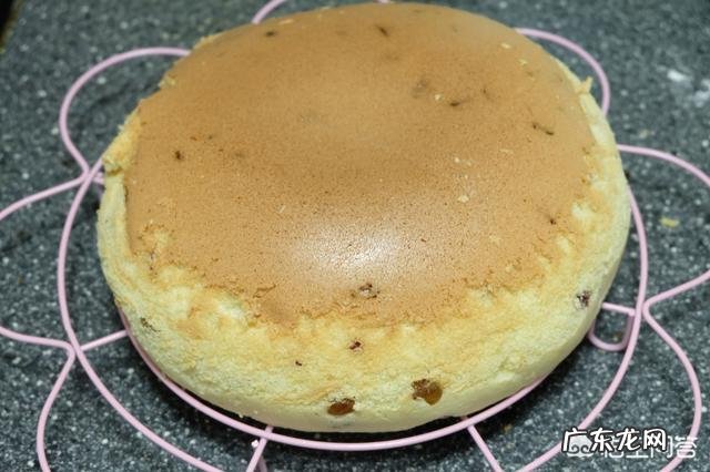 电饭锅蒸蛋糕为什么蒸出来底层焦黄里层有水气?