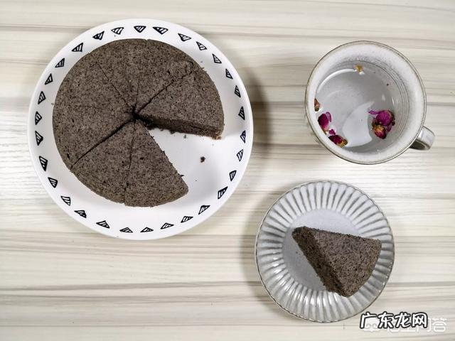 电饭锅蒸蛋糕为什么蒸出来底层焦黄里层有水气?