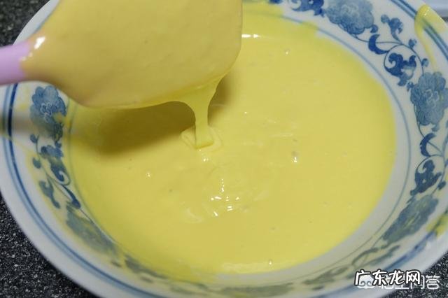 电饭锅蒸蛋糕为什么蒸出来底层焦黄里层有水气?