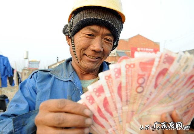 农民工在外打工非常辛苦，每月究竟能挣到多少钱？消费大吗？