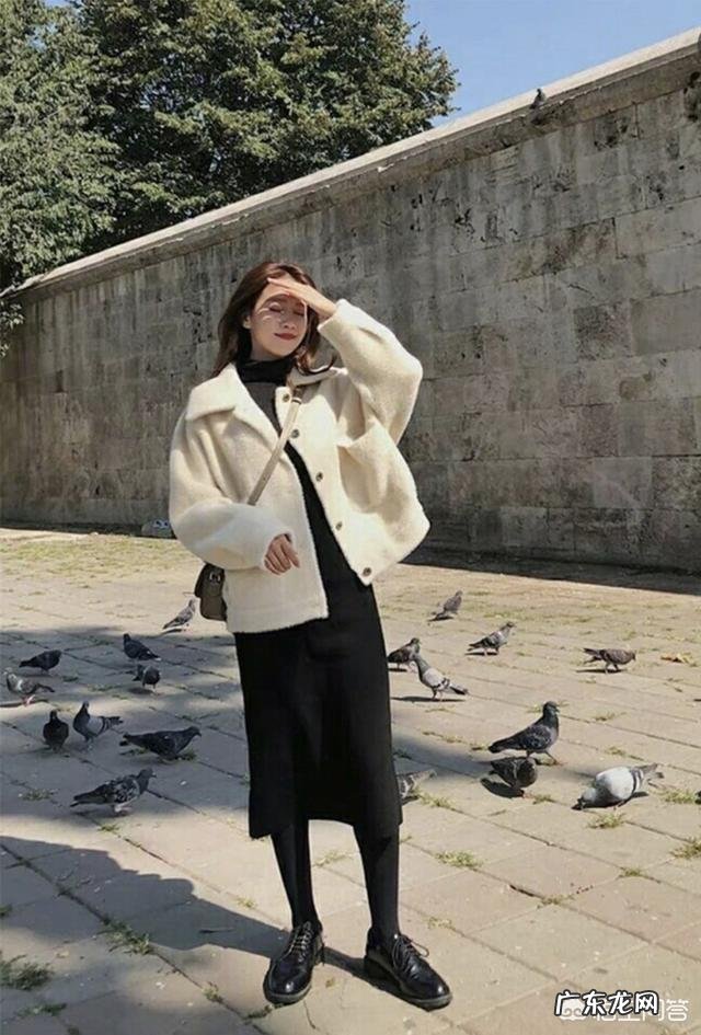 针织连衣裙如何搭配才好看？