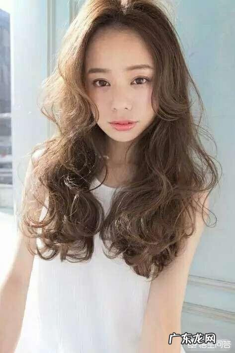 有哪些适合五十岁左右长发女士的发型推荐吗?