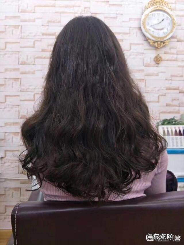 有哪些适合五十岁左右长发女士的发型推荐吗?