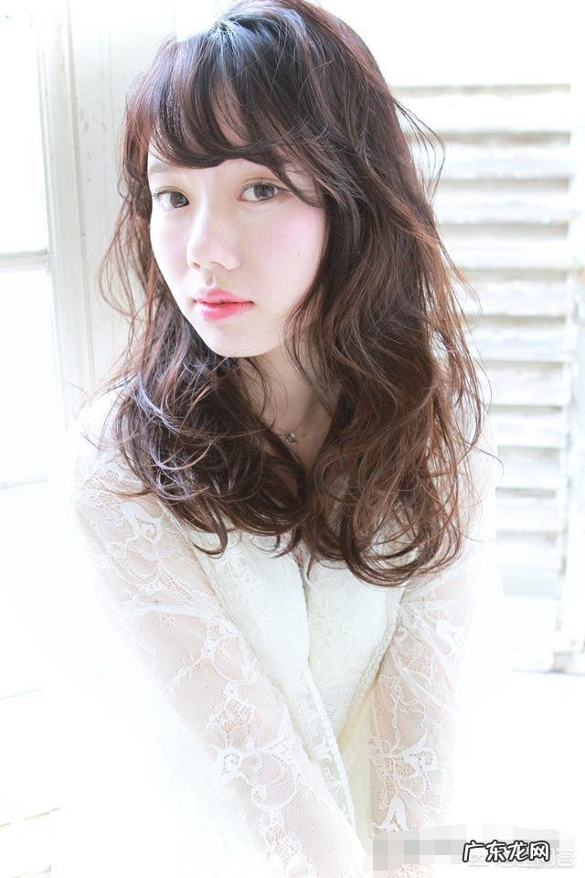 有哪些适合五十岁左右长发女士的发型推荐吗?