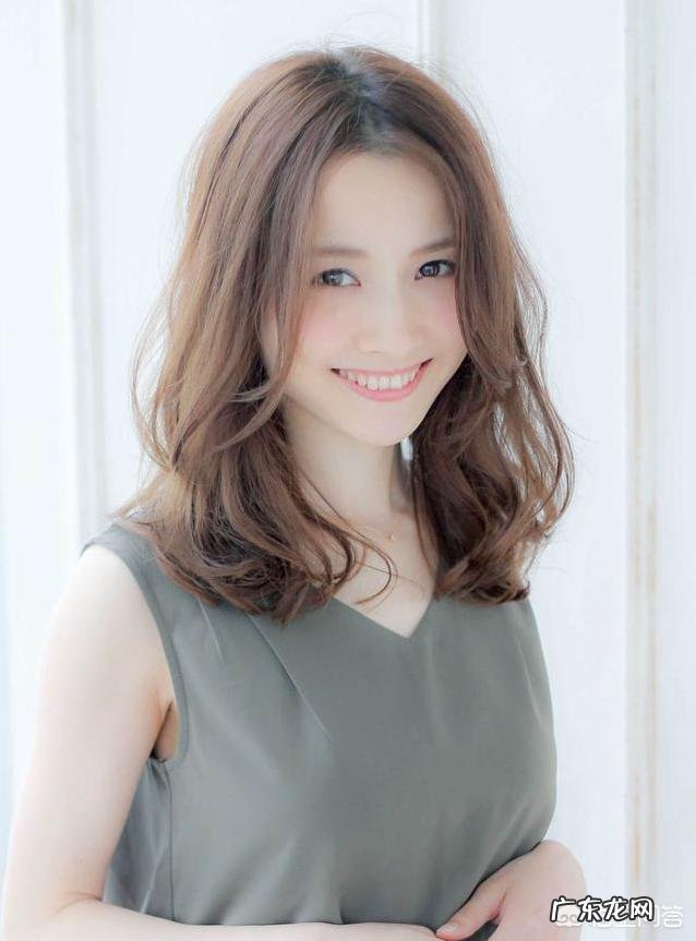 有哪些适合五十岁左右长发女士的发型推荐吗?