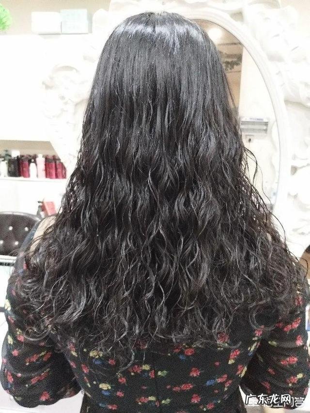 有哪些适合五十岁左右长发女士的发型推荐吗?