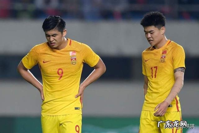 如果有一人带领国足打进世界杯并小组出线，但淘汰赛点球大战失点输球，国内外的舆论风向是什么样的？