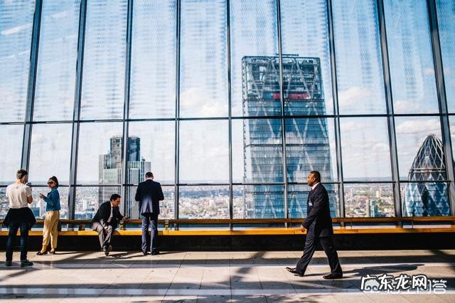 为什么许多在北上广深一线城市里,年收入20-30万的人,活得非常累呢?