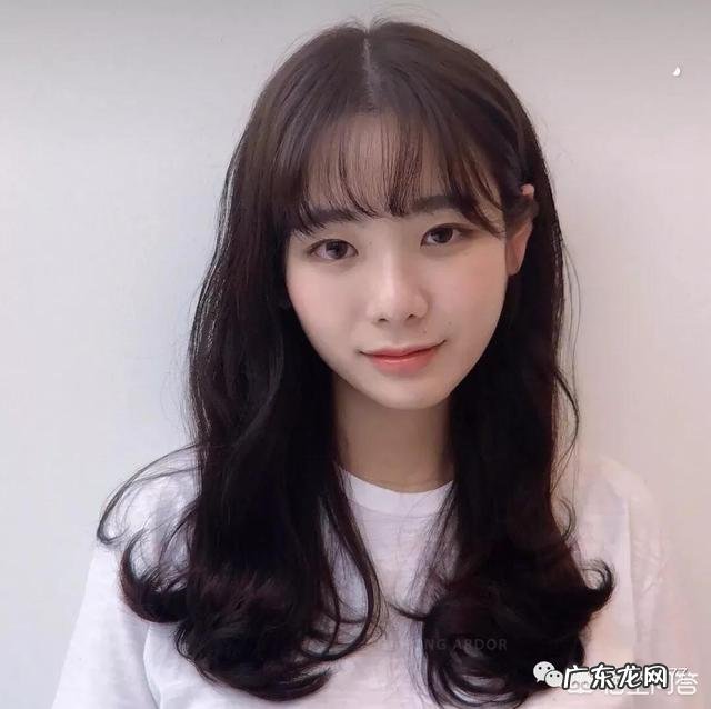 长脸适合长发还是短发？如果是短发适合什么样的发型？如果是长发又适合什么样的卷发和刘海？